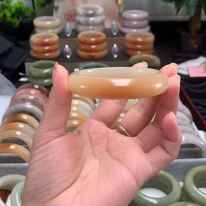 莉***未镶嵌玉石英质玉（佘太翠）