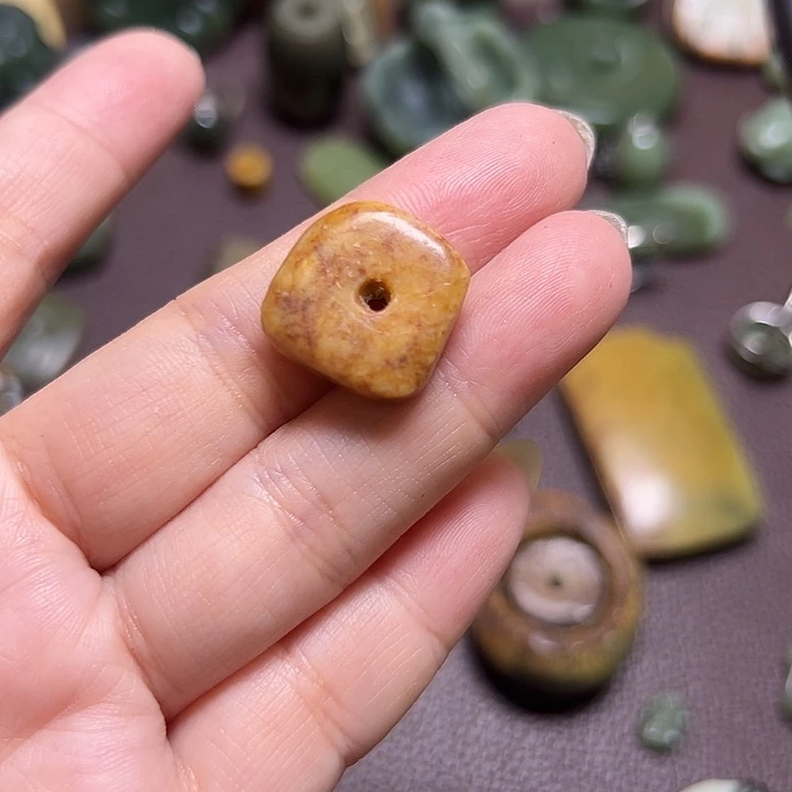 用***4和田玉（糖玉）未镶嵌颈饰