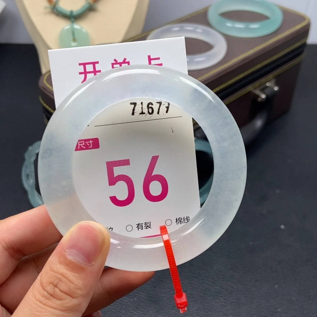 未镶嵌手镯石英质玉坚*