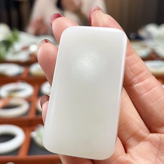 和田玉且末油糕料无事牌未镶嵌奔****念
