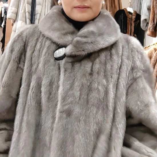 这灰色皮草外套大衣