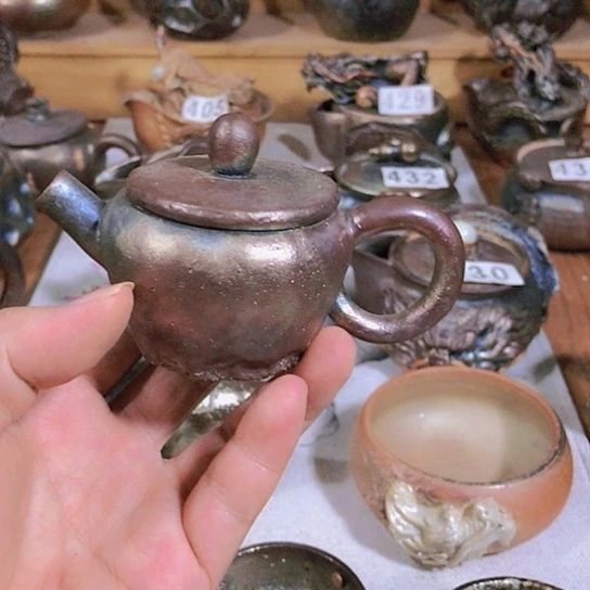 瓷片微瑕的小茶壶
