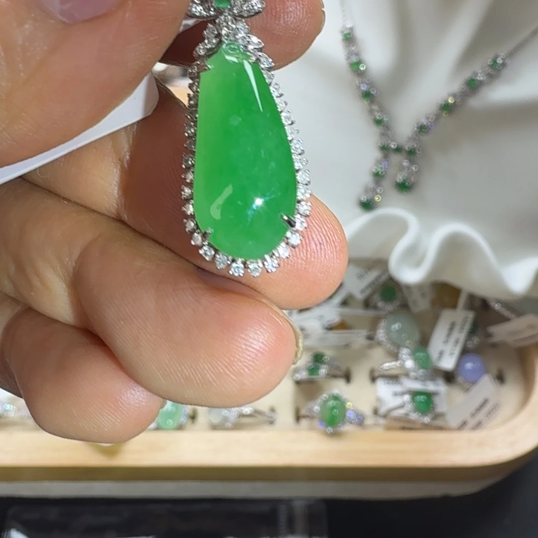 翡翠18K金镶嵌戒指天然缅甸翡翠a货