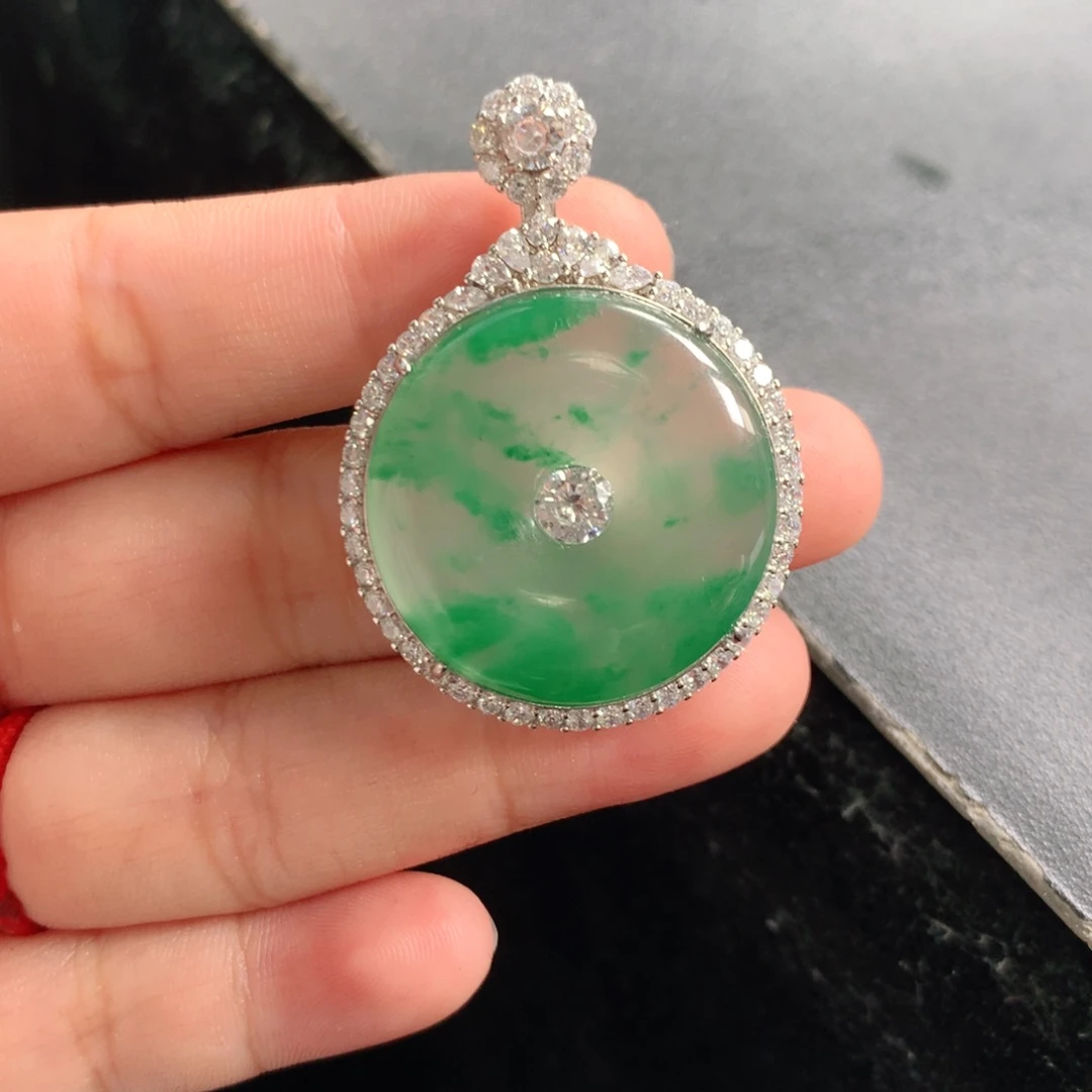 如***。石英质玉（非洲翠）吊坠未镶嵌