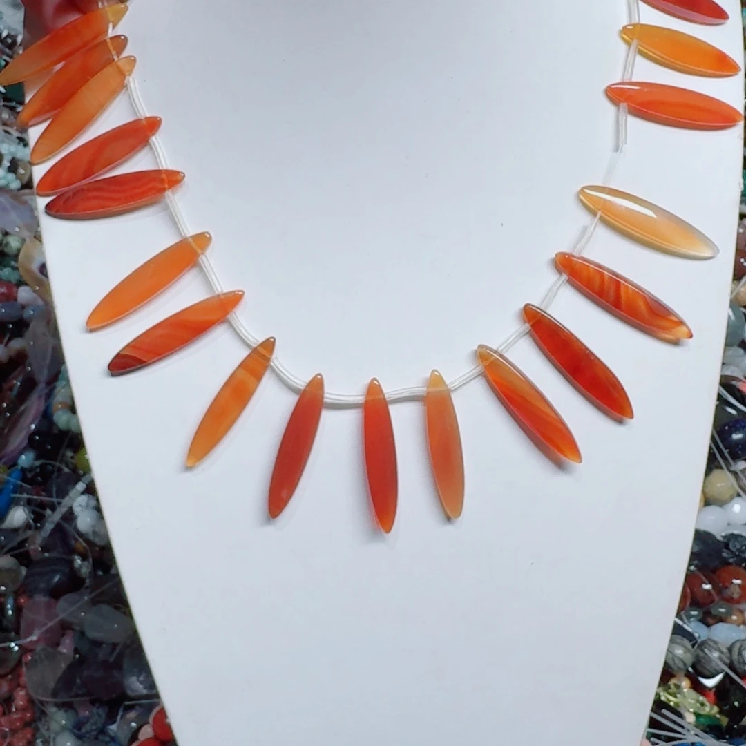 玛瑙/玉髓合金珠宝半成品红玛瑙长牙一条