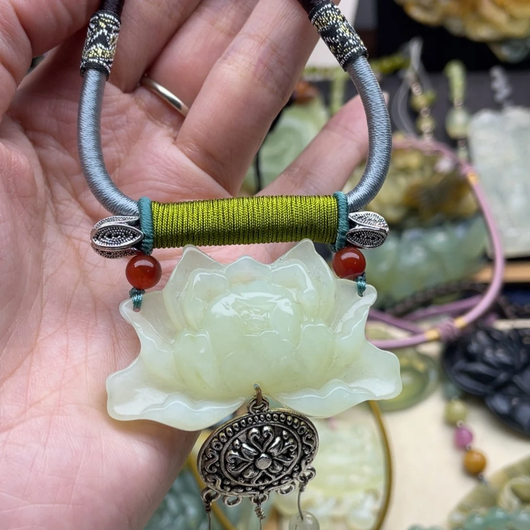 蛇纹石玉颈饰未镶嵌