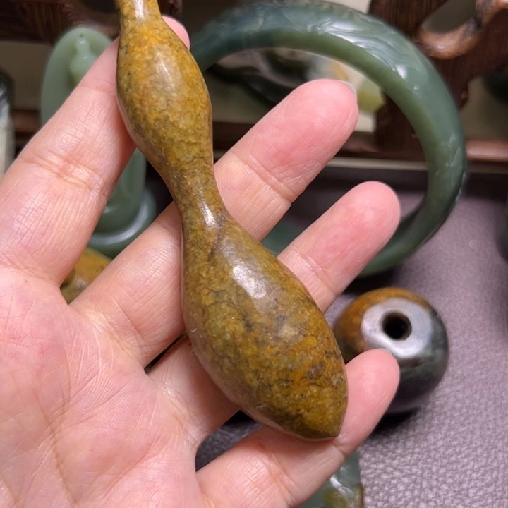 Z****岫岩河磨玉（透闪石质玉）未镶嵌颈饰