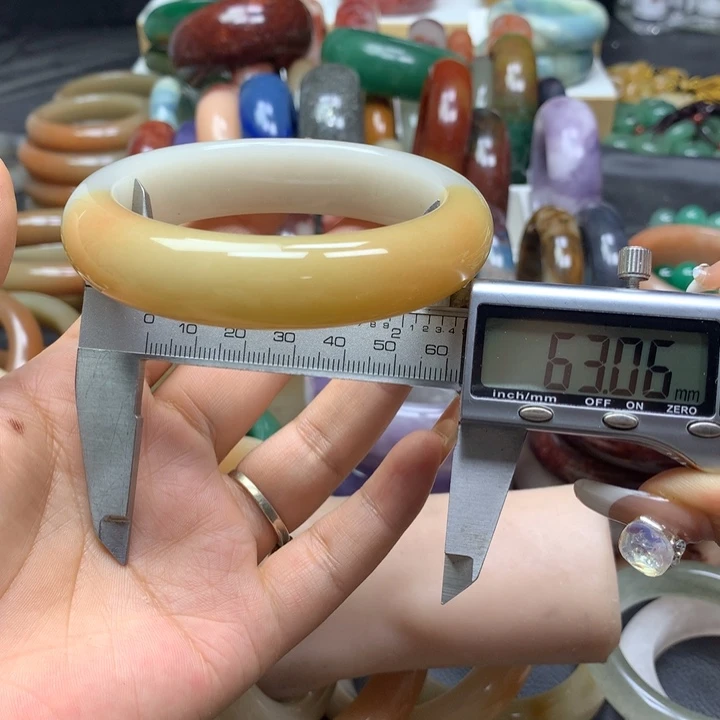 未镶嵌手镯石英质玉