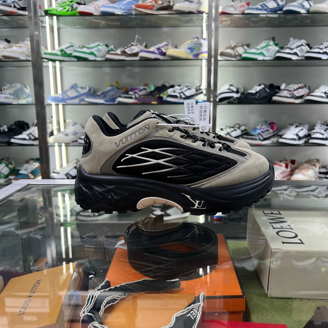 未使用 LouisVuitton/路易威登 Discovery面包鞋原盒39码 YH20483