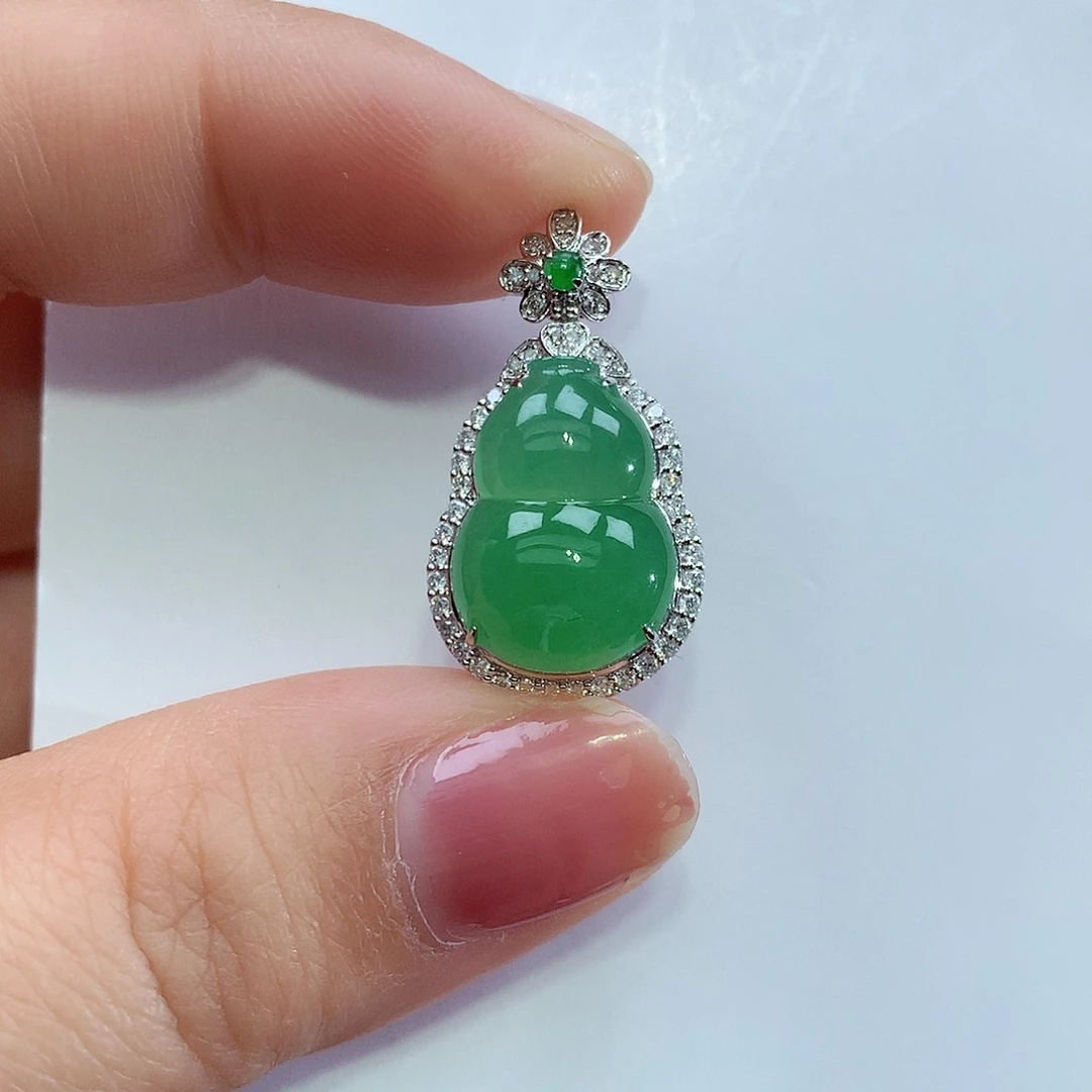 翡翠18K金镶嵌颈饰葫芦