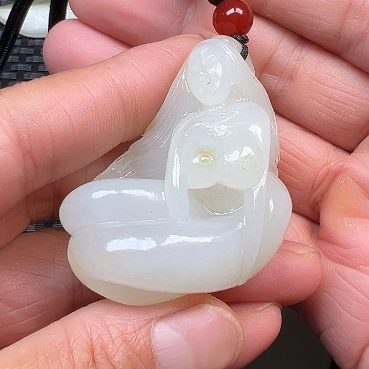 和田玉未镶嵌挂件中*