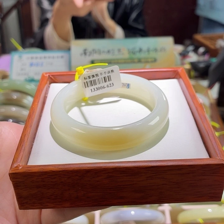 雅***怡和田玉未镶嵌手镯51.5