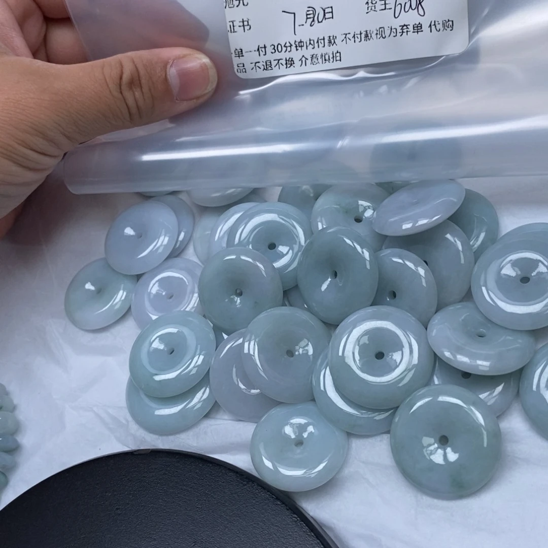 翡翠未镶嵌颈饰悟*