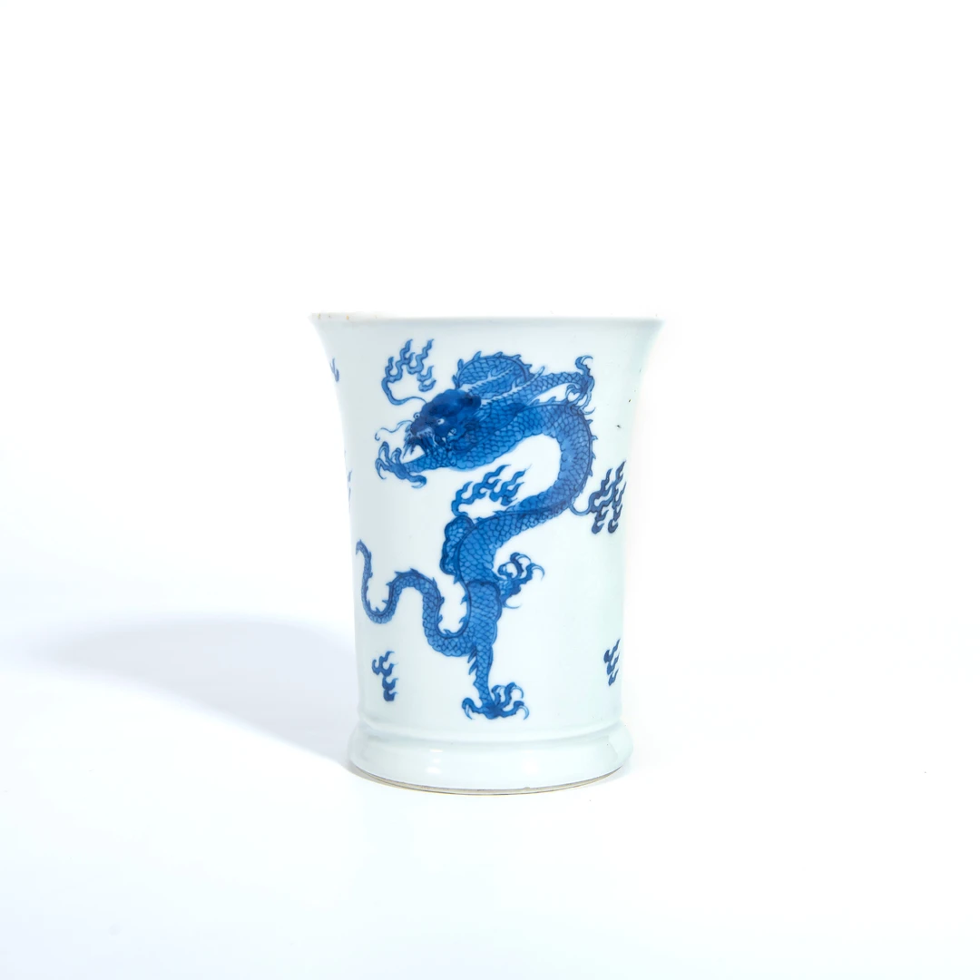 （预展）12.清康熙 青花龙纹束腰笔筒