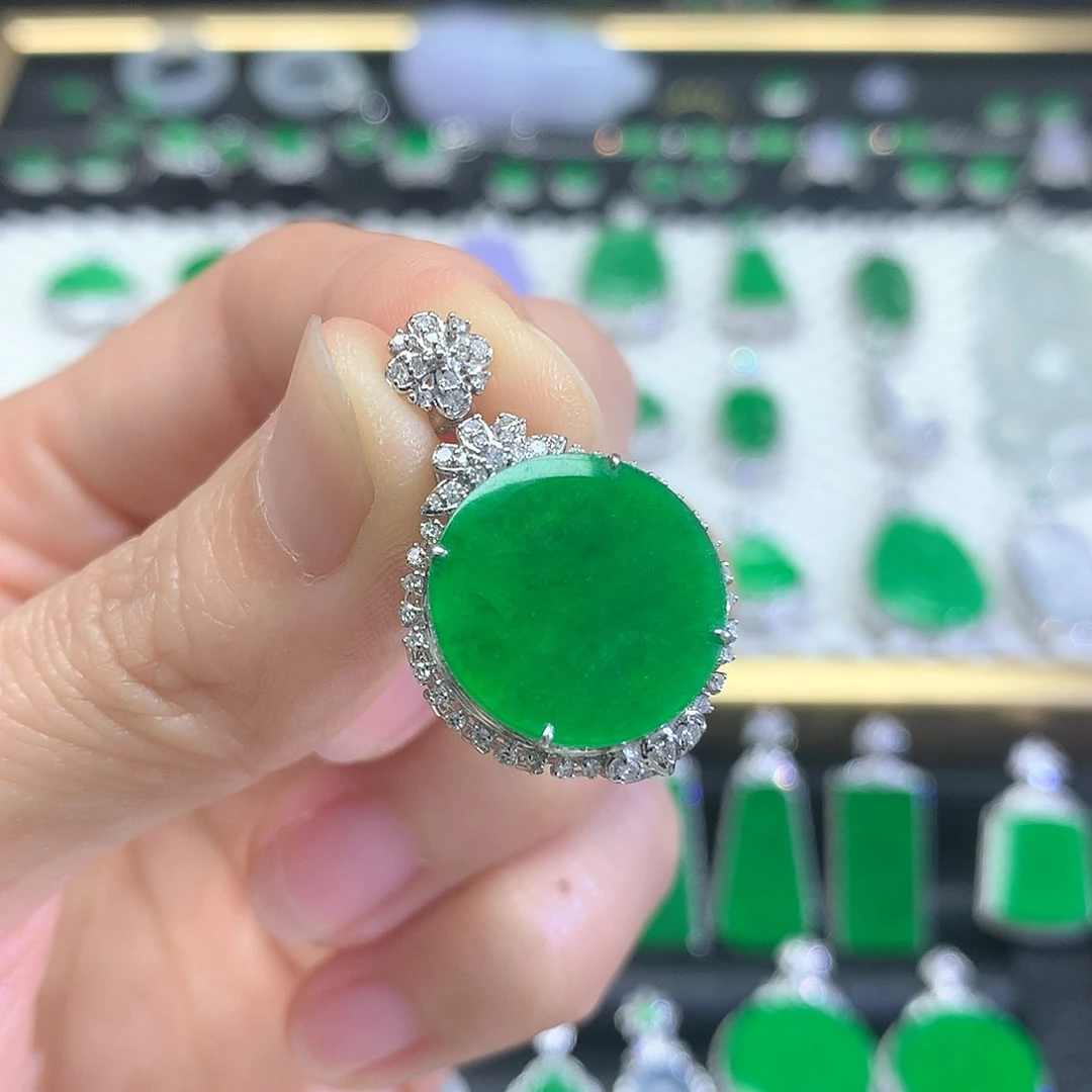 颈饰18K金镶嵌翡翠吊坠