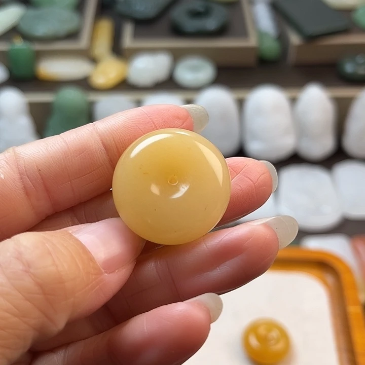 石英质玉（金丝玉）未镶嵌颈饰