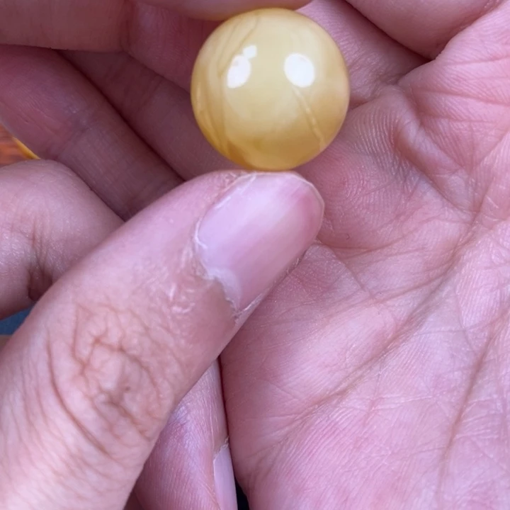 未镶嵌琥珀裸石微瑕46