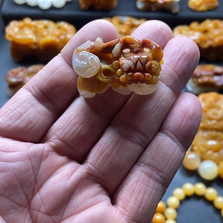 石英质玉（黄龙玉）未镶嵌颈饰