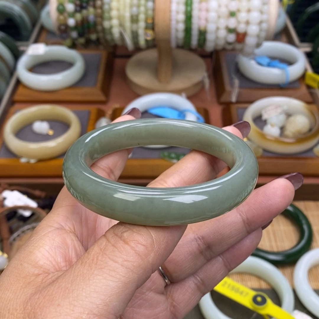 和田玉未镶嵌手镯