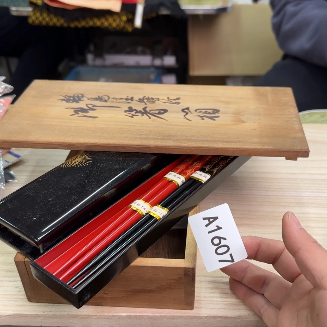 摆件一个瓷器默认微霞