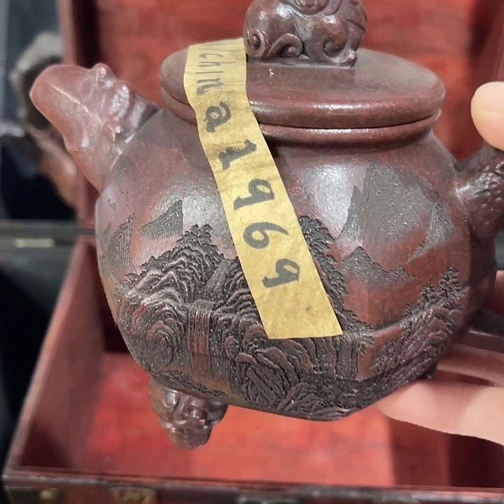 茶壶紫泥原矿泥料手工制作的一把紫砂壶。