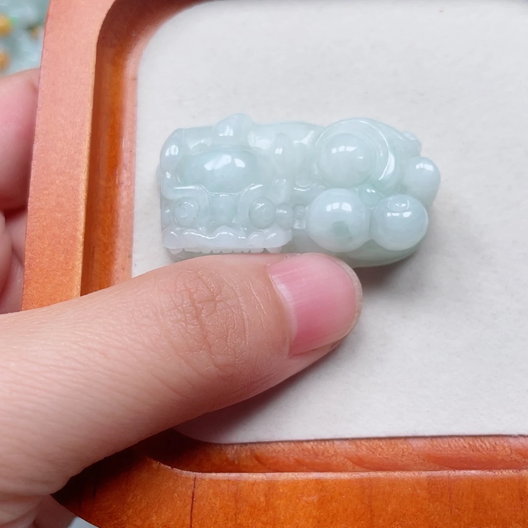 翡翠未镶嵌颈饰霸王貔貅