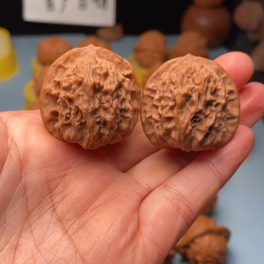 文玩核桃吊坠梨木台32 33