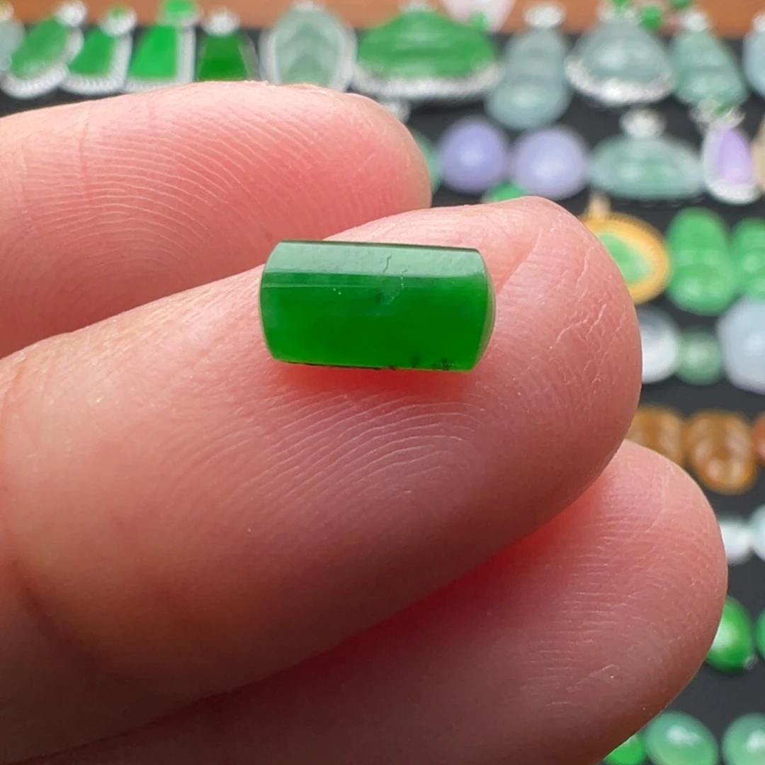 翡翠颈饰未镶嵌马鞍7.9