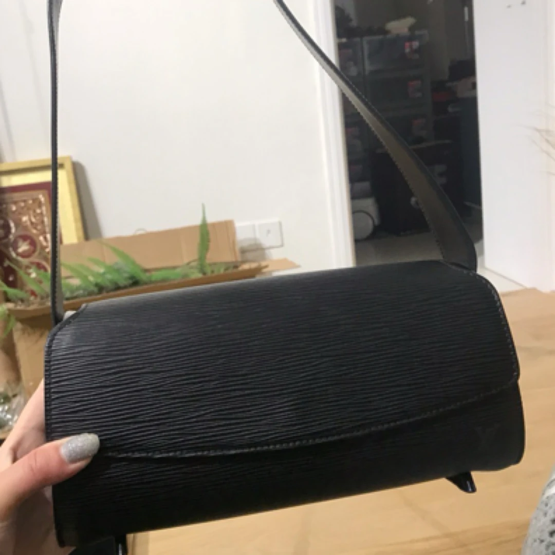 99新  【特价】LV 黑色 水波纹 腋下包