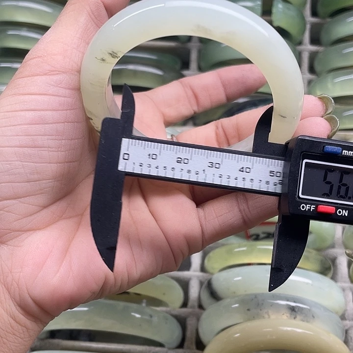 蛇纹石玉未镶嵌手镯237