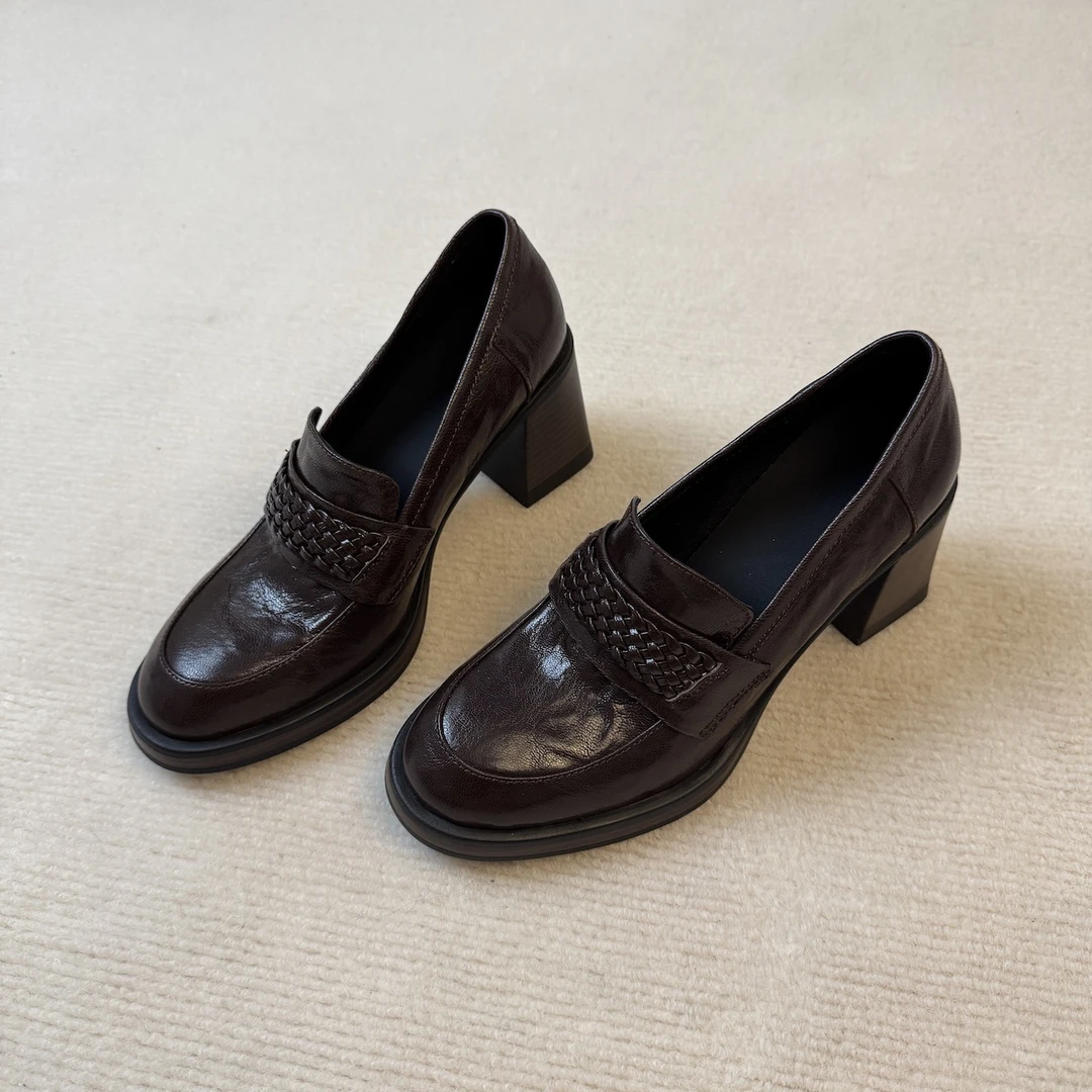 六也「麦穗高跟」复古英伦风编织粗跟圆头通勤一脚蹬乐福鞋 L1399