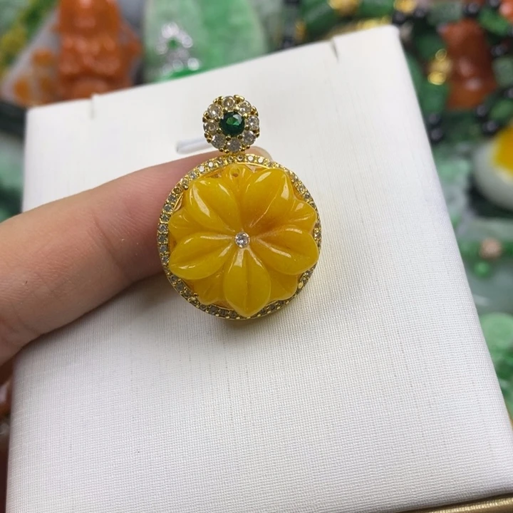 翡翠未镶嵌吊坠(赠链)