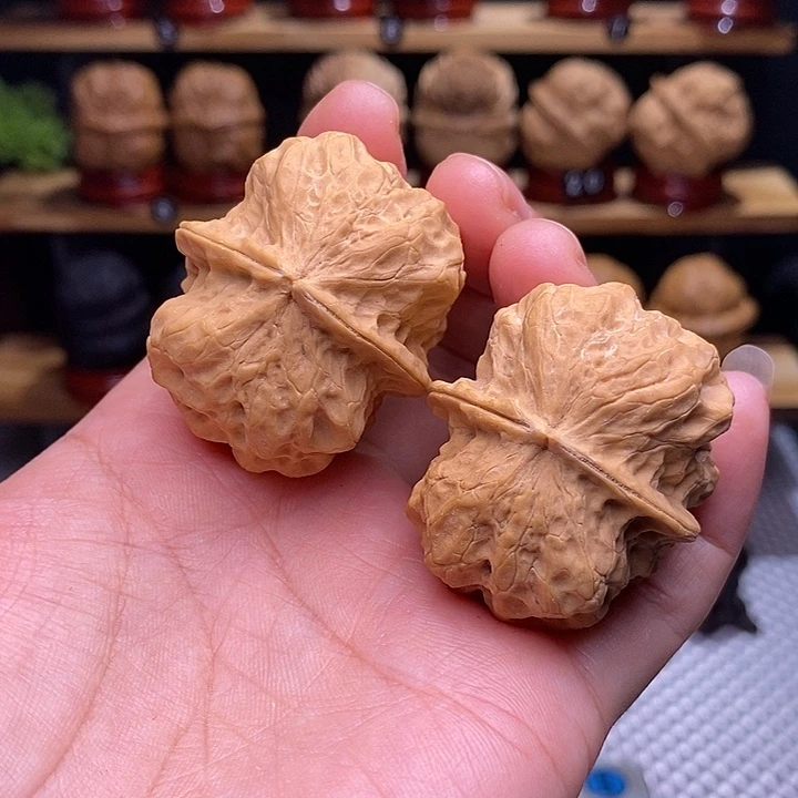 文玩核桃吊坠磕尖金尊龙脊70