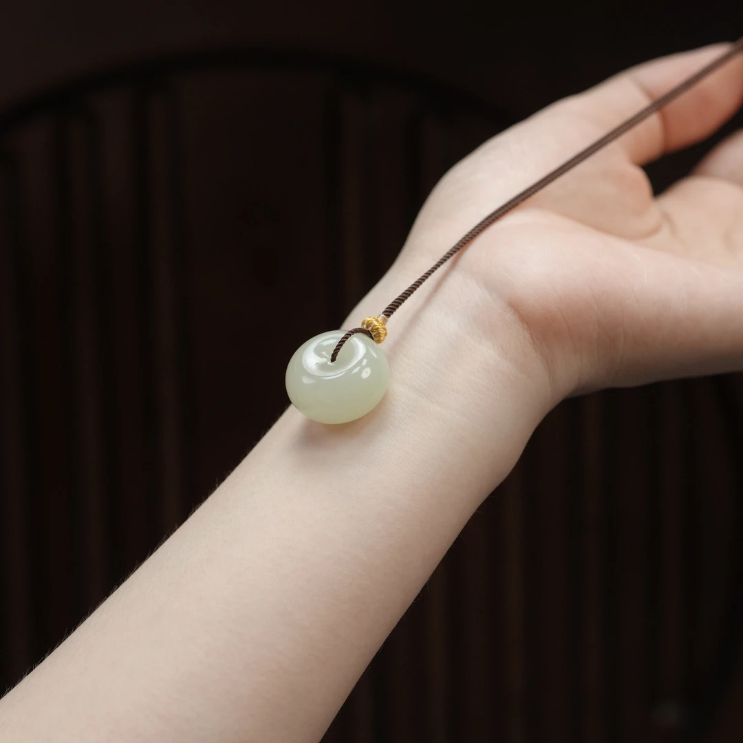 和田玉青白玉特细料厚装饱满平安扣吊坠