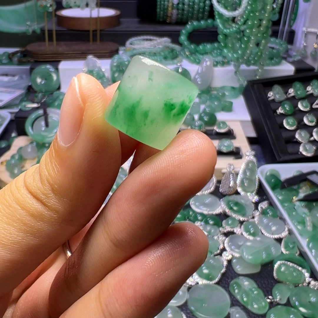 石英质玉（非洲翠）未镶嵌颈饰
