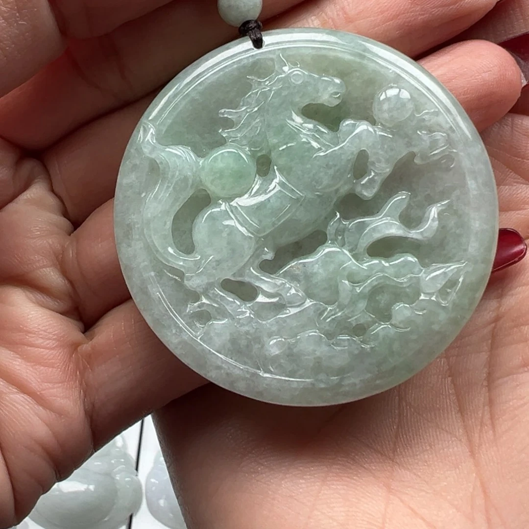 翡翠颈饰未镶嵌马牌