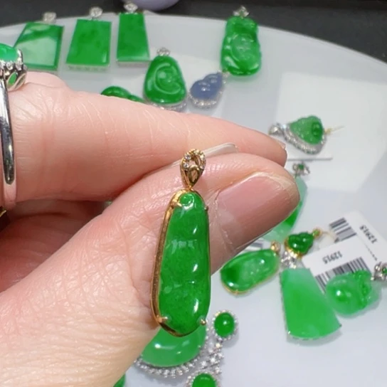 颈饰18K金镶嵌翡翠