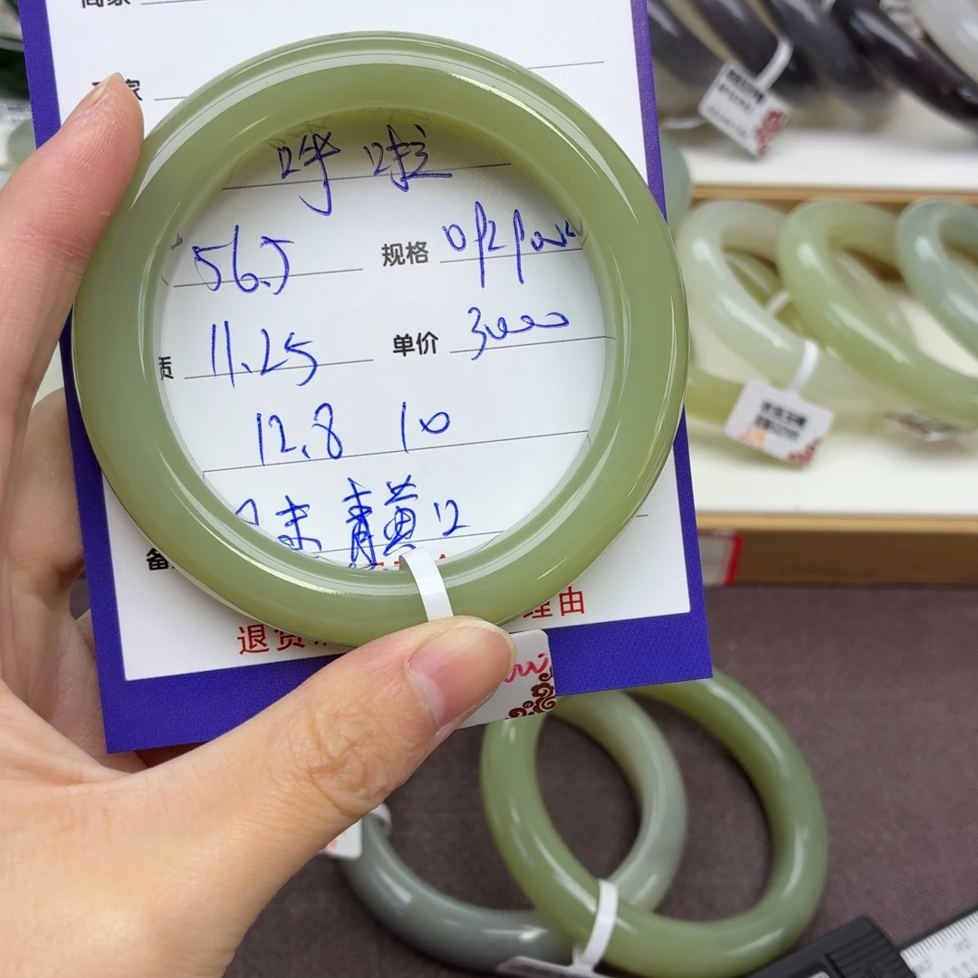 呼***啦和田玉未镶嵌手镯