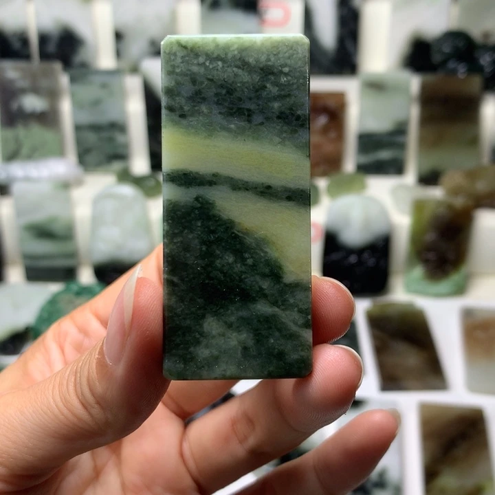 独山玉未镶嵌颈饰