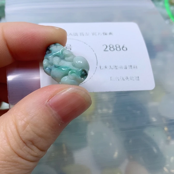 翡翠挂件未镶嵌翡翠