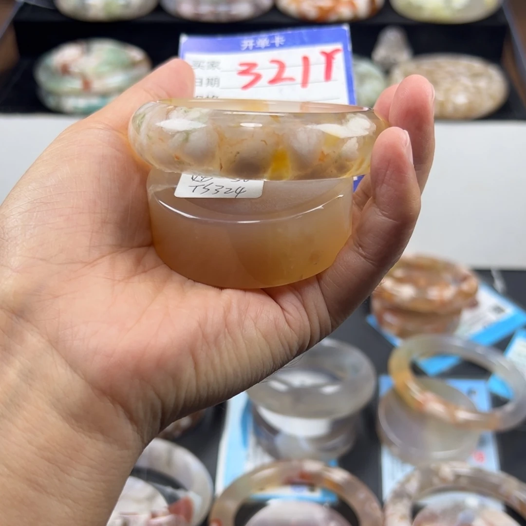 丑***~石英质玉未镶嵌手镯