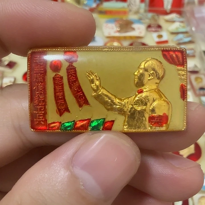 九***胜铝毛爷爷像章，万岁