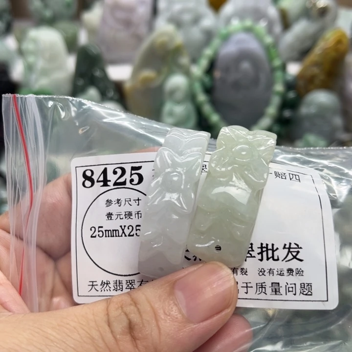 翡翠未镶嵌颈饰8425