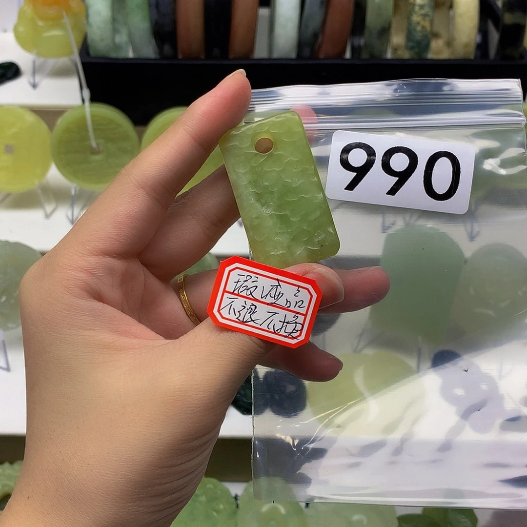 蛇纹石玉颈饰未镶嵌