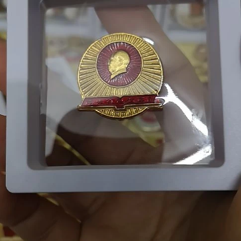 合金徐*摩红藏纪念章一个