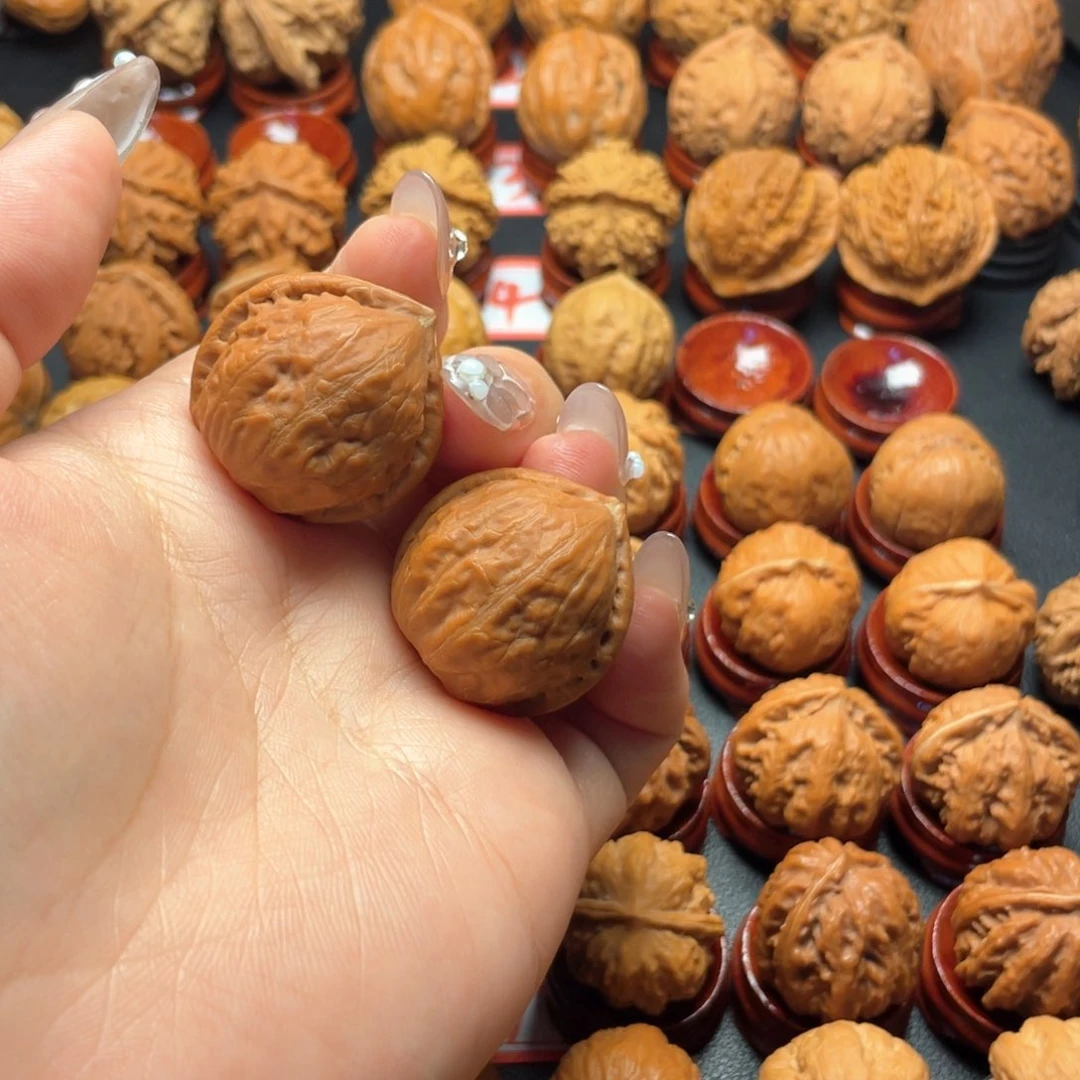 郑**了野生核桃。。。。。。