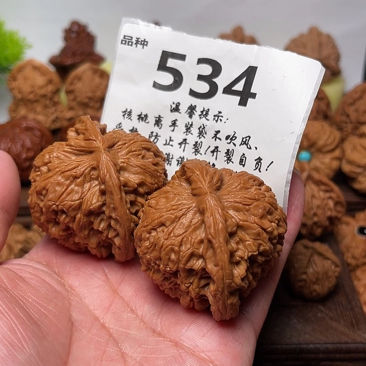 桃核把件全南疆石 边48。  534