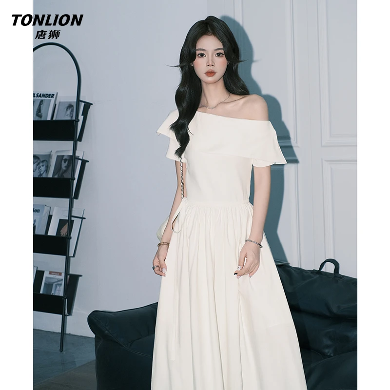 唐狮高级感气质斜肩气质连衣裙女A字收腰长裙子法式荷叶边小白裙