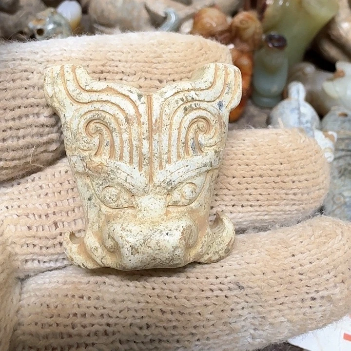蛇纹石玉颈饰未镶嵌