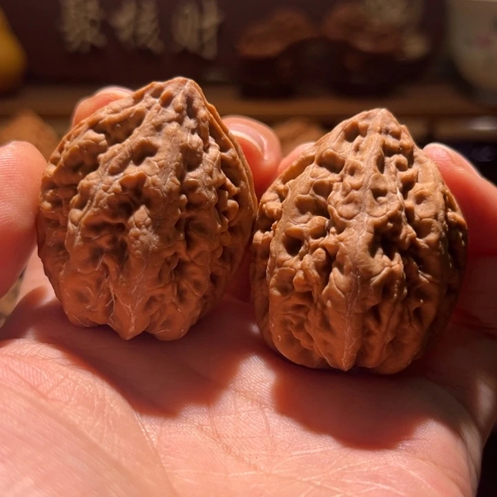 江***氓文玩核桃吊坠水晶珊瑚楸玥核定向1